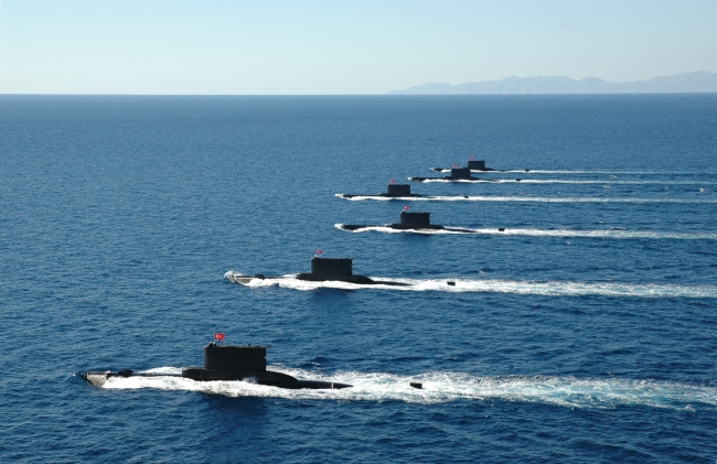 Türk Donanması hali hazırda 4'ü Ay, 4'ü Preveze ve 4'ü de Gür sınıfı olmak üzere 12 denizaltıya sahip.